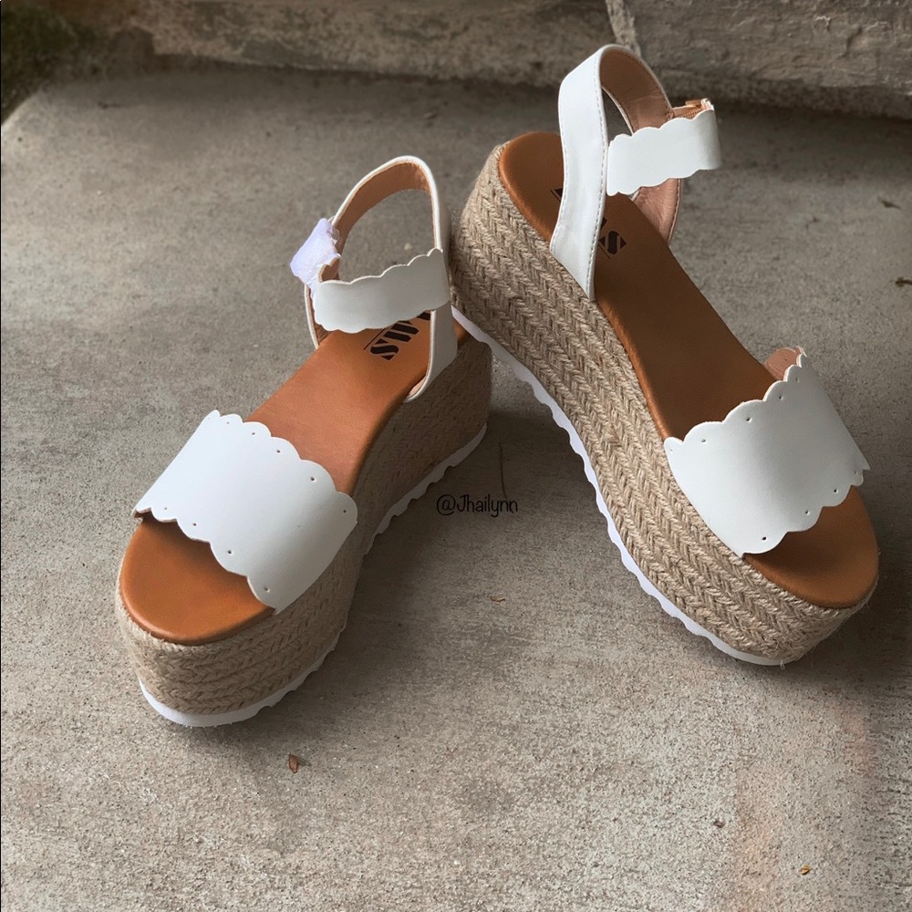 White Scalloped espadrille sandal - Picture 7 of 9